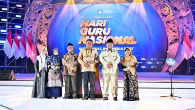 Presiden Prabowo Subianto foto bersama dengan penerima Anugerah Guru Indonesia 2025 pada acara Puncak Peringatan Hari Guru Nasional 2025 yang diselenggarakan di Indonesia Arena, Jakarta, pada Jumat, 28 November 2025. Foto: BPMI Setpres/Laily Rachev