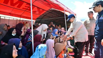 Presiden Prabowo Subianto meninjau lokasi terdampak banjir di Kutacane, Kabupaten Aceh Tenggara, pada Senin, 1 Desember 2025. Foto: BPMI Setpres/Cahyo