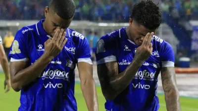 Tribun Jabar/Gani Kurniawan A-A+ SELEBRASI - Penyerang asal Brasil, Ramon "Tanque" De Andrade Souza mencetak gol pertamanya untuk PERSIB ke gawang Borneo FC pada pertandingan tunda pekan kelima di Stadion Gelora Bandung Lautan Api, Jumat, 5 Desember 2025. Gol Tanque pada menit 40 menyamakan skor menjadi 1-1 setelah Borneo FC unggul terlebih dahulu melalui gol Joel Vinicius menit 18,