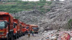 Ilustrasi - Sejumlah truk pengangkut sampah antre untuk melakukan pembuangan di Tempat Pengolahan Sampah Terpadu (TPST) Bantar Gebang, Bekasi, Jawa Barat, Rabu (7/9/2016). ANTARA FOTO/Risky Andrianto.
