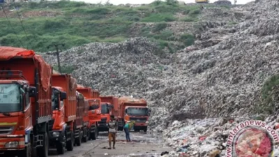 Ilustrasi - Sejumlah truk pengangkut sampah antre untuk melakukan pembuangan di Tempat Pengolahan Sampah Terpadu (TPST) Bantar Gebang, Bekasi, Jawa Barat, Rabu (7/9/2016). ANTARA FOTO/Risky Andrianto.