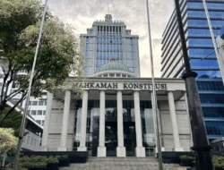 MK Tolak Permohonan Uji Materi UU ITE dan KUHP Roy Suryo dkk: Petitum Tidak Jelas